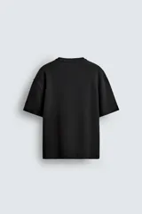 Sudadera de manga corta con corte relajado, confeccionada en tejido interlock de algodón con elasticidad y cuello redondo.