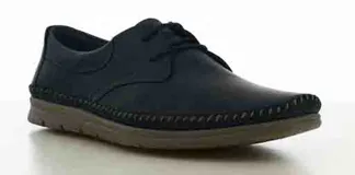 Zapatos de estilo casual para hombre, confeccionados en cuero color marrón oscuro, con cordones y suela de goma en tono contrastante. Presentan costuras decorativas visibles en el contorno de la base.