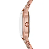 Reloj analógico Fossil modelo Harlow con caja octogonal de acero inoxidable en tono oro rosa. Presenta una esfera color crema con textura y números romanos negros. Incluye una malla de eslabones metálicos a tono con cierre desplegable.