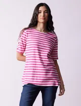 Remera de algodón a rayas horizontales rosas y blancas, con cuello redondo y mangas cortas con detalle de aberturas.