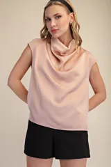 Top sin mangas de satén color rosa pálido, con cuello tipo cowl drapeado y corte recto.