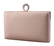 Cartera tipo clutch rígida de satén color rosado, con cierre superior metálico y detalle de asa en forma de anillo decorado con cristales.