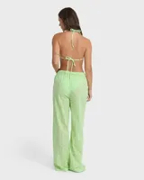 Pantalón tipo cover up de color verde menta, confeccionado en tela con diseño perforado o broderie. Posee cintura elástica con cordón de ajuste.
