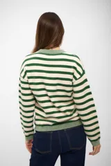 Buzo de tejido de punto con diseño de rayas horizontales en color verde y crema, cuello redondo y terminaciones acanaladas en puños y ruedo.