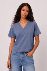 Remera de algodón color azul con cuello en V y mangas cortas de corte holgado.