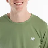 Remera deportiva de cuello redondo y manga corta, confeccionada en tejido técnico con tecnología de secado rápido NB DRY. Presenta un diseño liso en color verde oliva con el logo de la marca estampado en blanco en el pecho.