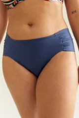 Bombacha de bikini tiro alto color azul marino, con frunce en los costados. Confeccionada con tela que contiene fibra LYCRA® XTRA LIFE™.