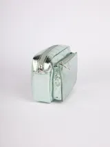 Cartera tipo bandolera color verde agua metalizado, confeccionada en símil cuero. Tiene correa desmontable y regulable, bolsillo frontal externo con cierre y compartimento principal con dos bolsillos internos.
