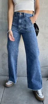 Pantalón de jean celeste con efecto lavado, de corte recto y tiro alto.