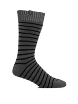 Medias de largo medio con diseño de rayas horizontales en color gris y negro, confeccionadas en tejido grueso.
