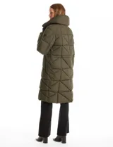 Campera larga acolchada color verde militar, con diseño geométrico, cuello alto envolvente, cierre frontal bidireccional, bolsillos laterales con cierre y puños internos elastizados.
