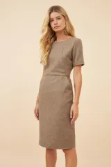 Vestido marrón de lana fina, corte a la rodilla, con mangas cortas y bolsillos laterales.