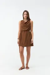 Vestido corto negro sin mangas, con escote drapeado y lazo fino para ajustar en la cintura.