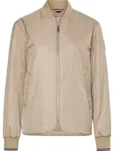 Campera bomber acolchada color beige de poliéster reciclado repelente al agua, con cuello estilo béisbol, cierre de cremallera, puños y cuello de punto canalé, dos bolsillos diagonales en la cintura y detalles distintivos de Tommy Hilfiger.