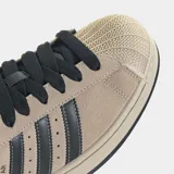 Championes Adidas Superstar II de gamuza en color beige, con las icónicas tres tiras y detalles en negro, puntera de caucho y suela a tono.