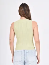 Musculosa de tejido de punto acanalado color negro, con cuello redondo y diseño ajustado al cuerpo.