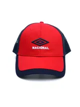 Gorra Trucker Umbro del Club Nacional de Football, modelo Elite. Diseño combinado en rojo y azul marino, con red trasera y visera curvada bicolor. Incluye el logo de Umbro y la palabra 'Nacional' bordados en el frente.