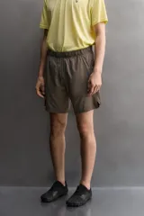 Short deportivo Zara Athleticz modelo Boulder 9", color beige, confeccionado en tejido técnico ligero y elástico. Cuenta con cintura elástica ajustable con cordón interior, bolsillos frontales y aberturas laterales en el bajo.