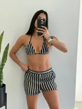 Conjunto de bikini tejido a crochet, con rayas verticales blancas y negras.