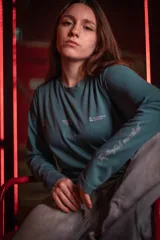 Remera de manga larga color celeste con cuello redondo y puños acanalados. Estampados con logos de la marca en el frente y texto en la manga.