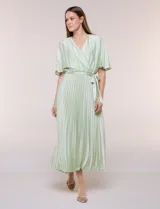 Vestido midi de satén color verde menta, con escote en V cruzado, mangas cortas amplias, cintura elastizada con lazo de ajuste y falda plisada.