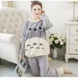 Conjunto de pijama de dos piezas confeccionado en tela de plush suave y abrigada. Incluye una remera de manga larga con diseño estampado de Totoro y pantalón largo a juego con puños en contraste.