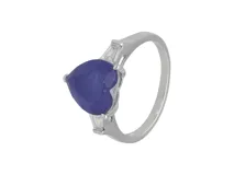 Anillo de plata 925 con una piedra de zafiro en forma de corazón y baguette de circonias a los costados.