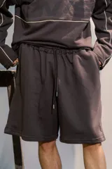 Bermuda de rústico liviano color marrón chocolate, con corte holgado y estampa sutil en el frente.