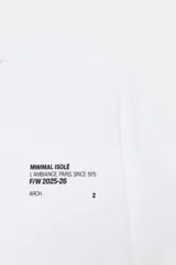 Camiseta negra de manga corta y cuello redondo, con estampado pequeño en blanco en el pecho que dice "1974 FR. ARCHIVE".