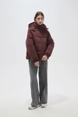 Campera puffer de corte holgado, color beige, con capucha desmontable, cierre frontal y puños elásticos.