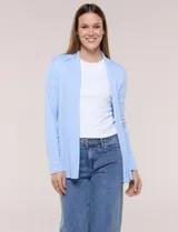 Cardigan liviano de punto acanalado color celeste, con frente abierto y mangas largas.