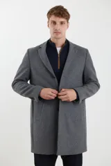 Sobretodo 3/4 de paño, color gris oscuro, con cuello solapa, cierre frontal de botones, manga larga y bolsillos laterales de ribete.