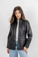 Cazadora plateada con cuello mao, cierre frontal con cremallera, bolsillos laterales con solapa y puños con botón.