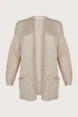 Cardigan largo color beige de tejido ligero, con diseño abierto y holgado, bolsillos frontales y botones decorativos en los costados.