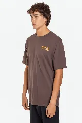 Remera O'Neill modelo Veer de color marrón, con cuello redondo, mangas cortas y detalle de estampa pequeña con texto en el pecho.