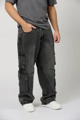Jean baggy cargo color gris oscuro, con múltiples bolsillos laterales y diseño amplio de corte recto.