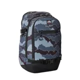 Mochila Rip Curl modelo F-Light Posse de 35 litros, con estampado de montañas en tonos grises y negros. Cuenta con múltiples compartimentos organizadores, panel frontal y trasero de EVA moldeado para mayor protección y comodidad, compartimento para portátil, bolsillo isotérmico para botella y correas para patines.