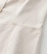 Chaleco color crudo confeccionado en viscolino, con escote en V, botones color carey y bolsillos delanteros.