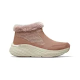 Bota casual de caña baja con tecnología Max Cushioning, confeccionada en gamuza color rosado con detalles tejidos y cuello de piel sintética. Cuenta con suela de plataforma con amortiguación ligera y diseño antideslizante.