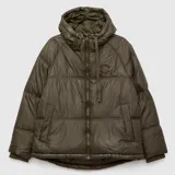Campera tipo puffer con acabado metálico, cierre frontal, capucha ajustable con cordones y bolsillos laterales. Presenta logo circular bordado en el pecho.
