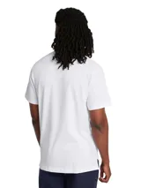 Remera tipo polo Under Armour de manga corta, confeccionada en tejido de punto jersey grueso y suave. Presenta cuello clásico, tapeta con botones y bajo con aberturas laterales. Incluye el logo de la marca bordado en el pecho.