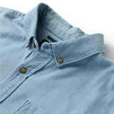 Camisa de manga larga Roark modelo Scholar, color celeste, confeccionada en algodón orgánico. Cuenta con cuello abotonado, cierre frontal de botones, bolsillo aplicado en el pecho con detalle de etiqueta de la marca y mangas largas con puños abotonados.