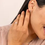 Anillo de plata 925 con un cuarzo rosado de forma cuadrada.