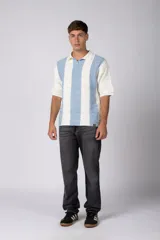 Chomba de punto con diseño de rayas verticales en color celeste y blanco, cuello tipo polo con cierre de botones y mangas cortas.