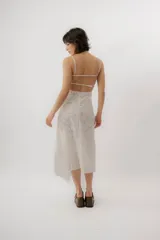 Vestido midi de broderie de algodón color blanco, con escote cuadrado, tirantes finos regulables en la espalda y diseño romántico.