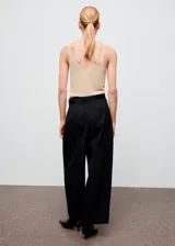 Top musculosa de punto color dorado con brillo, escote en V y tirantes finos.