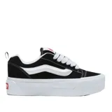 Championes Vans Knu Stack negros con plataforma blanca y detalles en blanco y rojo.