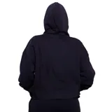 Canguro negro de felpa con capucha, cordones ajustables y bolsillo frontal tipo canguro. Presenta un diseño holgado con logo de la marca bordado en el pecho.