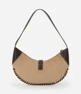Cartera tipo baguette de diseño curvo, confeccionada en material sintético efecto gamuza color beige con detalles de costuras decorativas en los bordes y apliques en cuero sintético marrón. Cuenta con cierre superior, correa de hombro y herrajes metálicos en tono dorado claro.