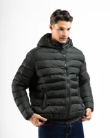 Campera acolchada tipo puffer color negro, con capucha integrada, cierre frontal completo y bolsillos laterales con cierre. Presenta puños y cintura con terminaciones elásticas para un mejor ajuste.